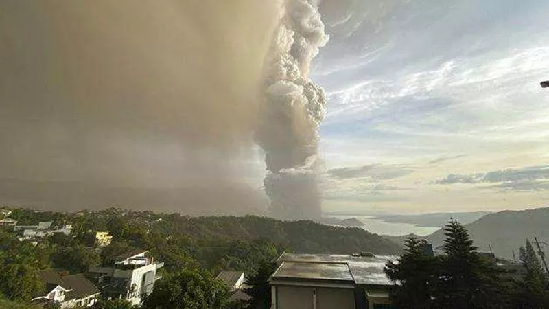 突发！菲律宾马尼拉火山喷发！机场关闭航班取消！